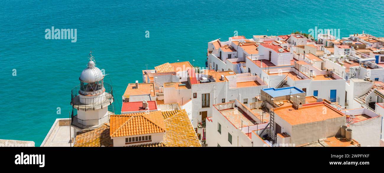Vue panoramique sur les maisons à la mer à Peniscola, Espagne Banque D'Images