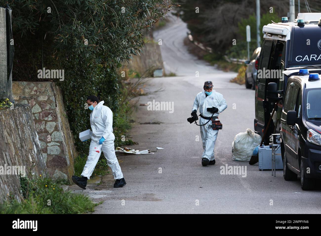 Sur la photo les carabiniers et l'unité RIS au travail dans la maison des horreurs Banque D'Images