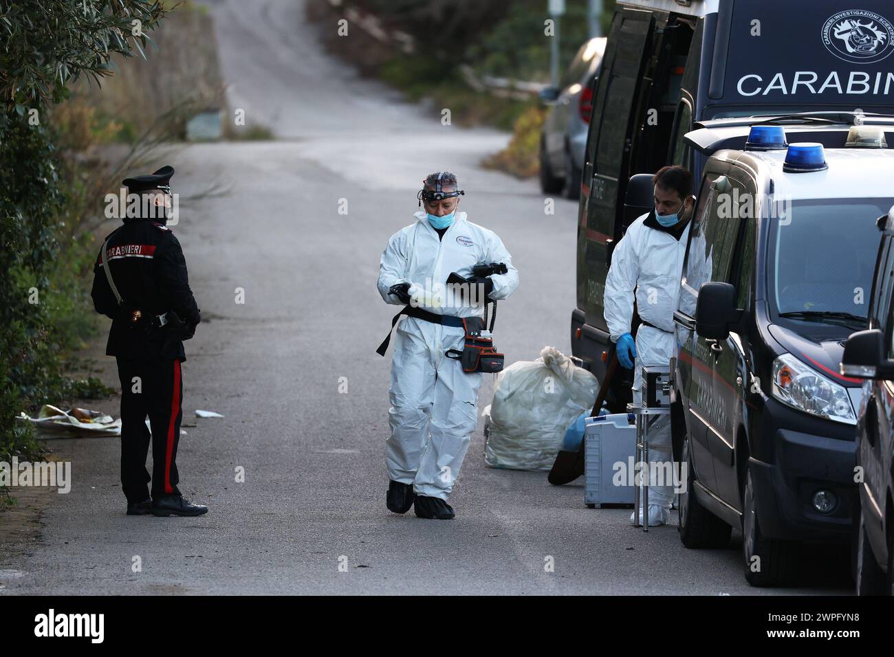 Sur la photo les carabiniers et l'unité RIS au travail dans la maison des horreurs Banque D'Images