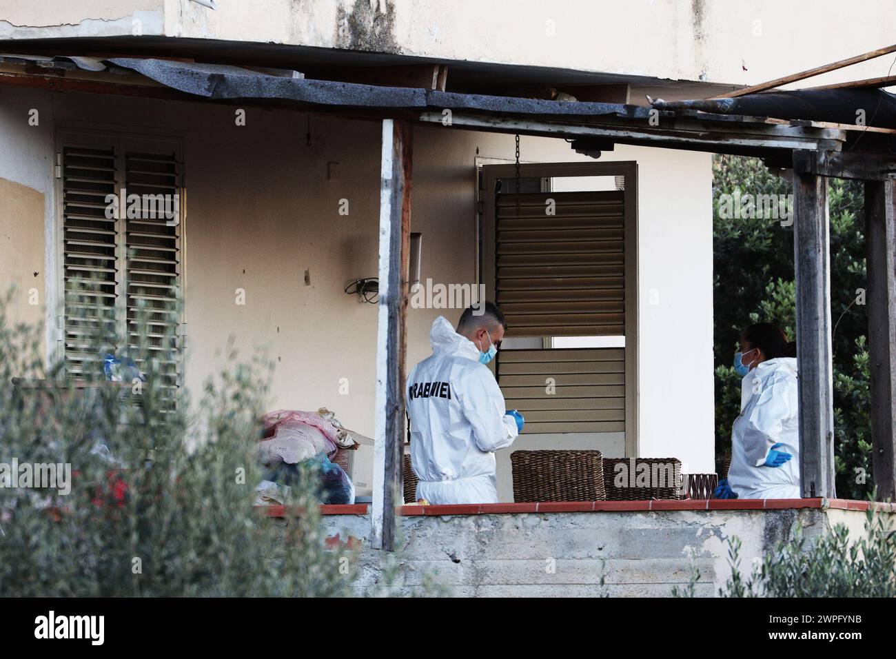 Sur la photo les carabiniers et l'unité RIS au travail dans la maison des horreurs Banque D'Images