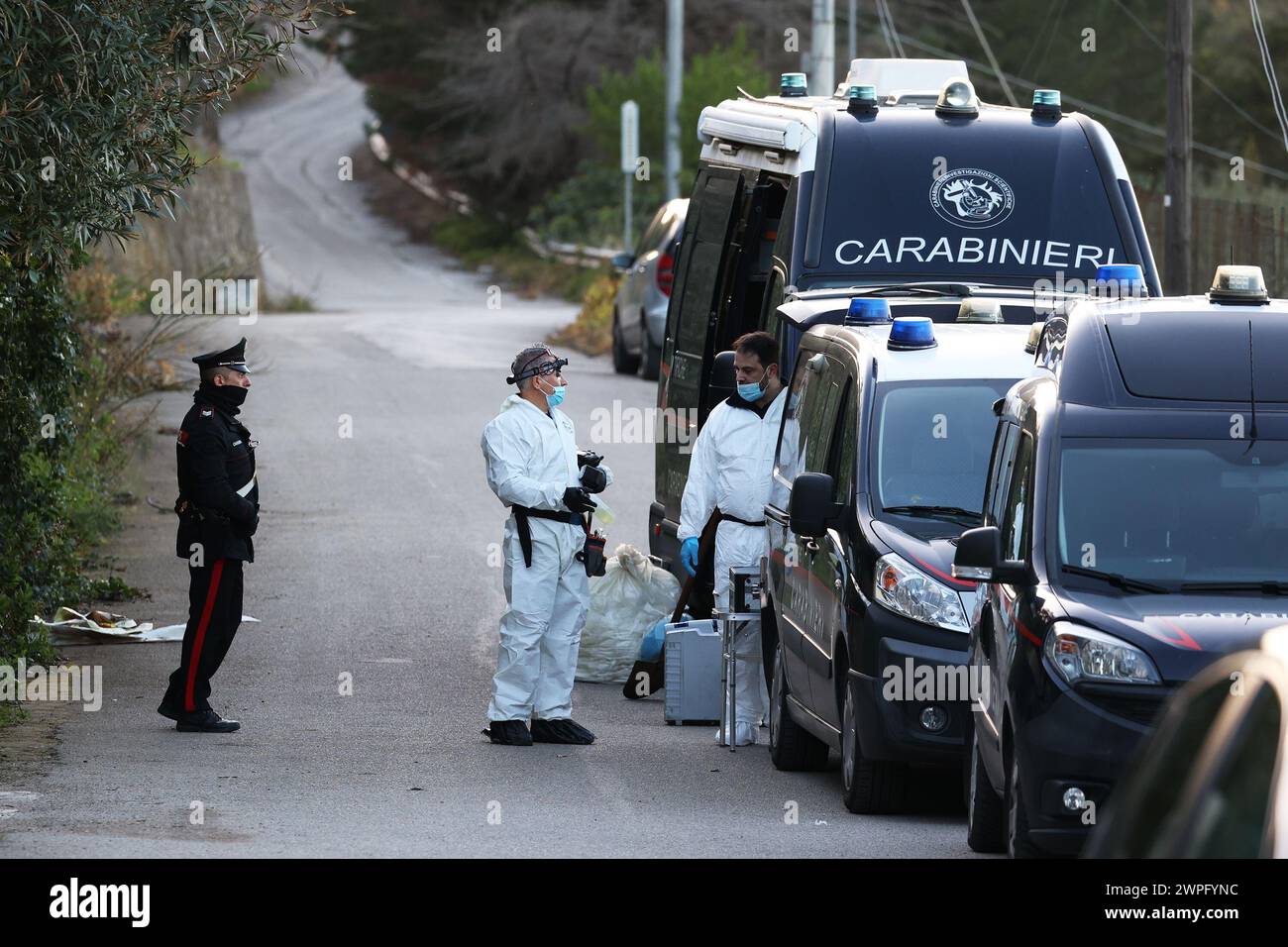 Sur la photo les carabiniers et l'unité RIS au travail dans la maison des horreurs Banque D'Images