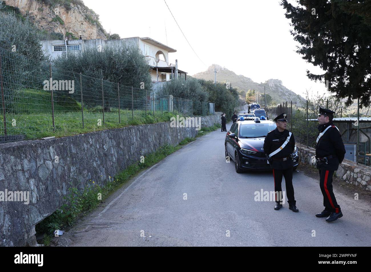 Sur la photo les carabiniers et l'unité RIS au travail dans la maison des horreurs Banque D'Images