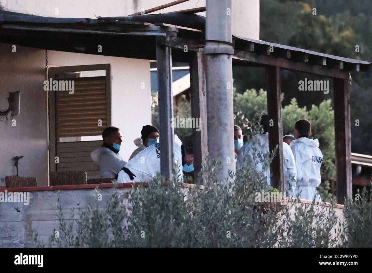 Sur la photo les carabiniers et l'unité RIS au travail dans la maison des horreurs Banque D'Images