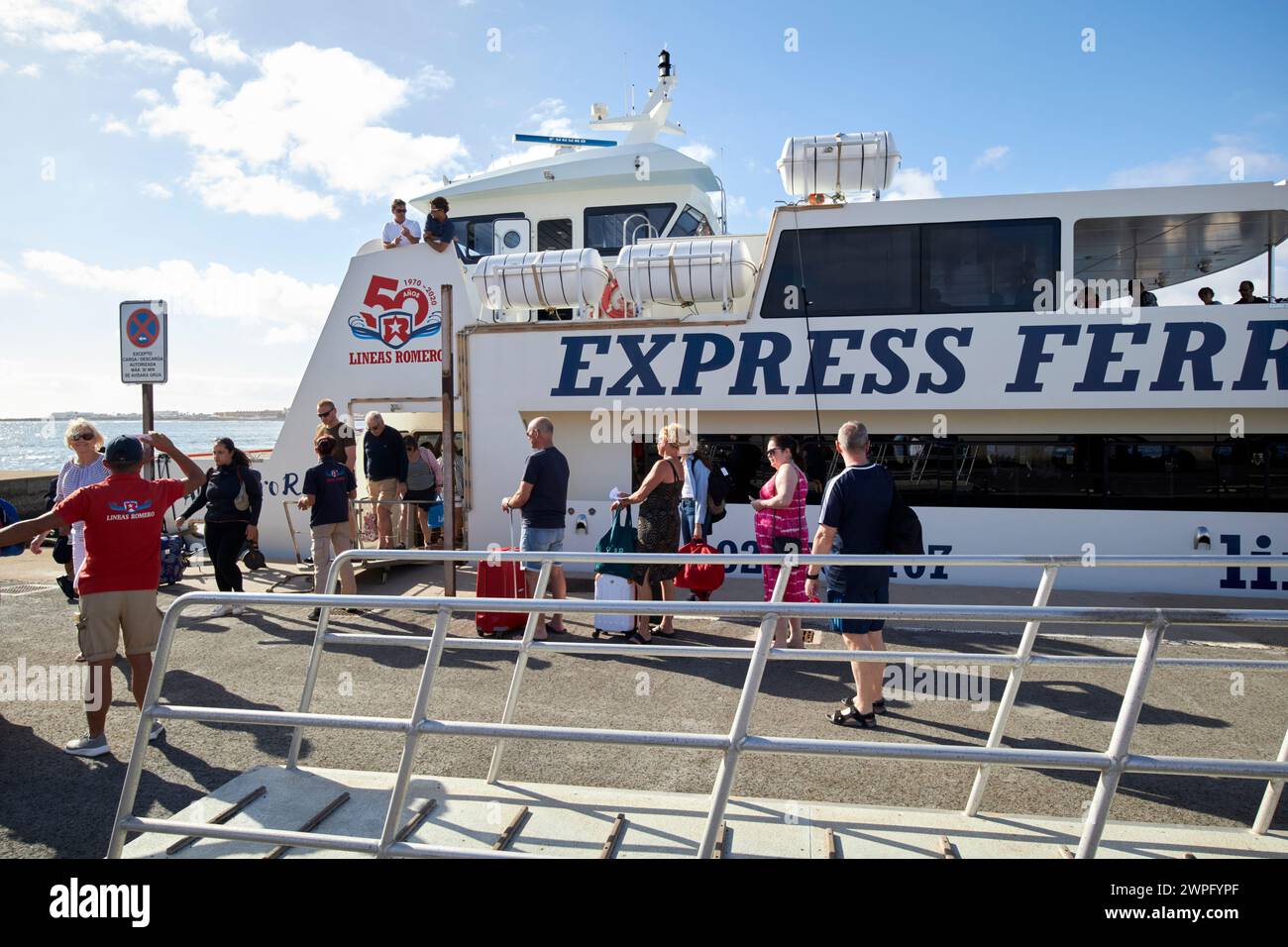 Passagers descendant et attendant de monter à bord du ferry rapide lineas romero à Corralejo, fuerteventura, Îles Canaries, espagne Banque D'Images