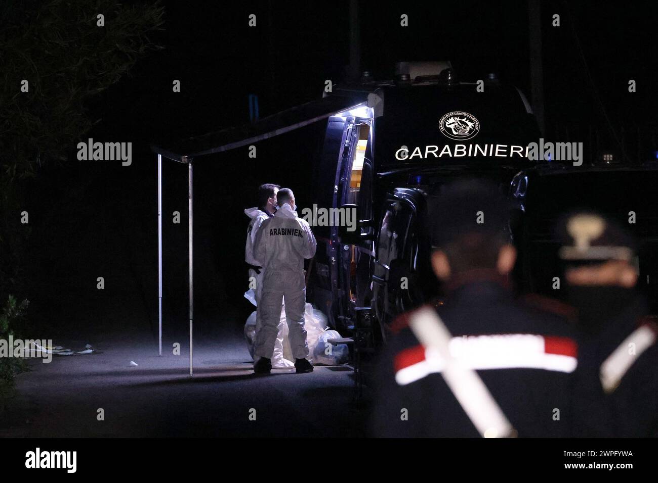 Sur la photo les carabiniers et l'unité RIS au travail dans la maison des horreurs Banque D'Images