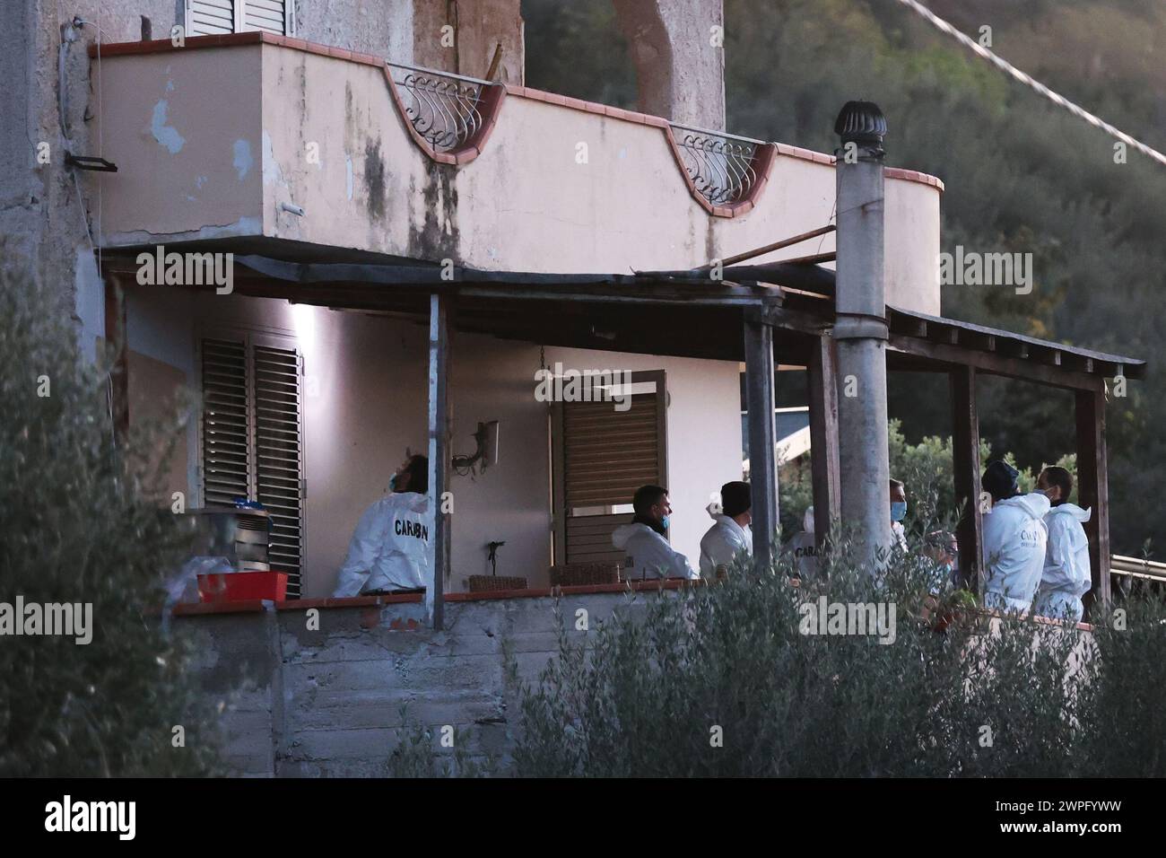 Sur la photo les carabiniers et l'unité RIS au travail dans la maison des horreurs Banque D'Images
