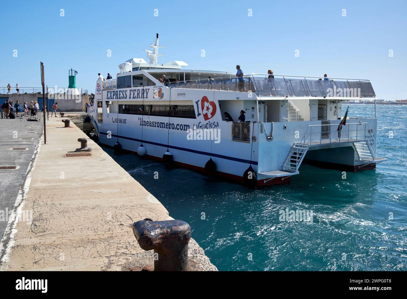 Ferry rapide lineas romero arrivant dans le port de Corralejo de lanzarote, fuerteventura, Îles Canaries, espagne Banque D'Images