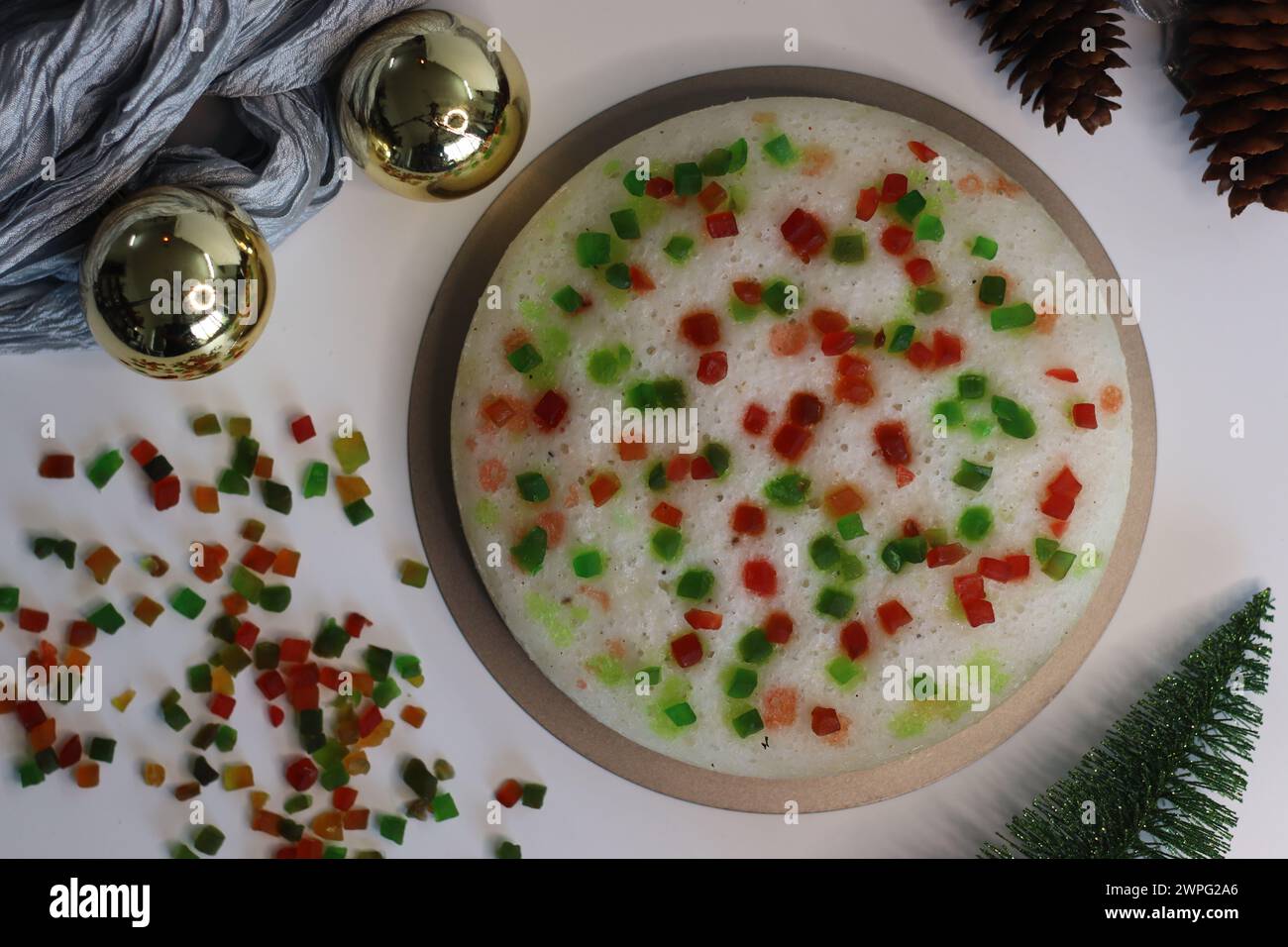 Vattayappam au tutti fruité, un plat sucré du Kerala. Vattayappam est un gâteau de riz cuit à la vapeur avec de la noix de coco et de la levure. Les Tutti fruités sont des fruits confits. Tir o Banque D'Images