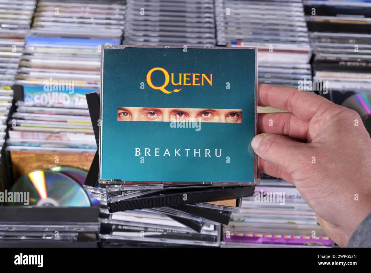 CD simple : Queen - Breakthru Banque D'Images