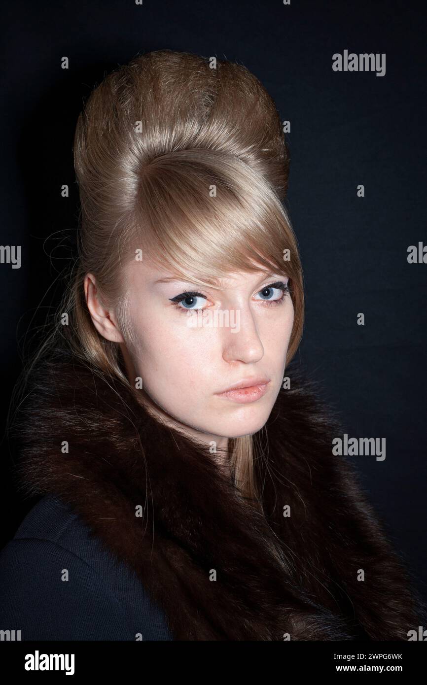 Blonde Mod Girl avec coiffure de ruche regardant dans la caméra Banque D'Images