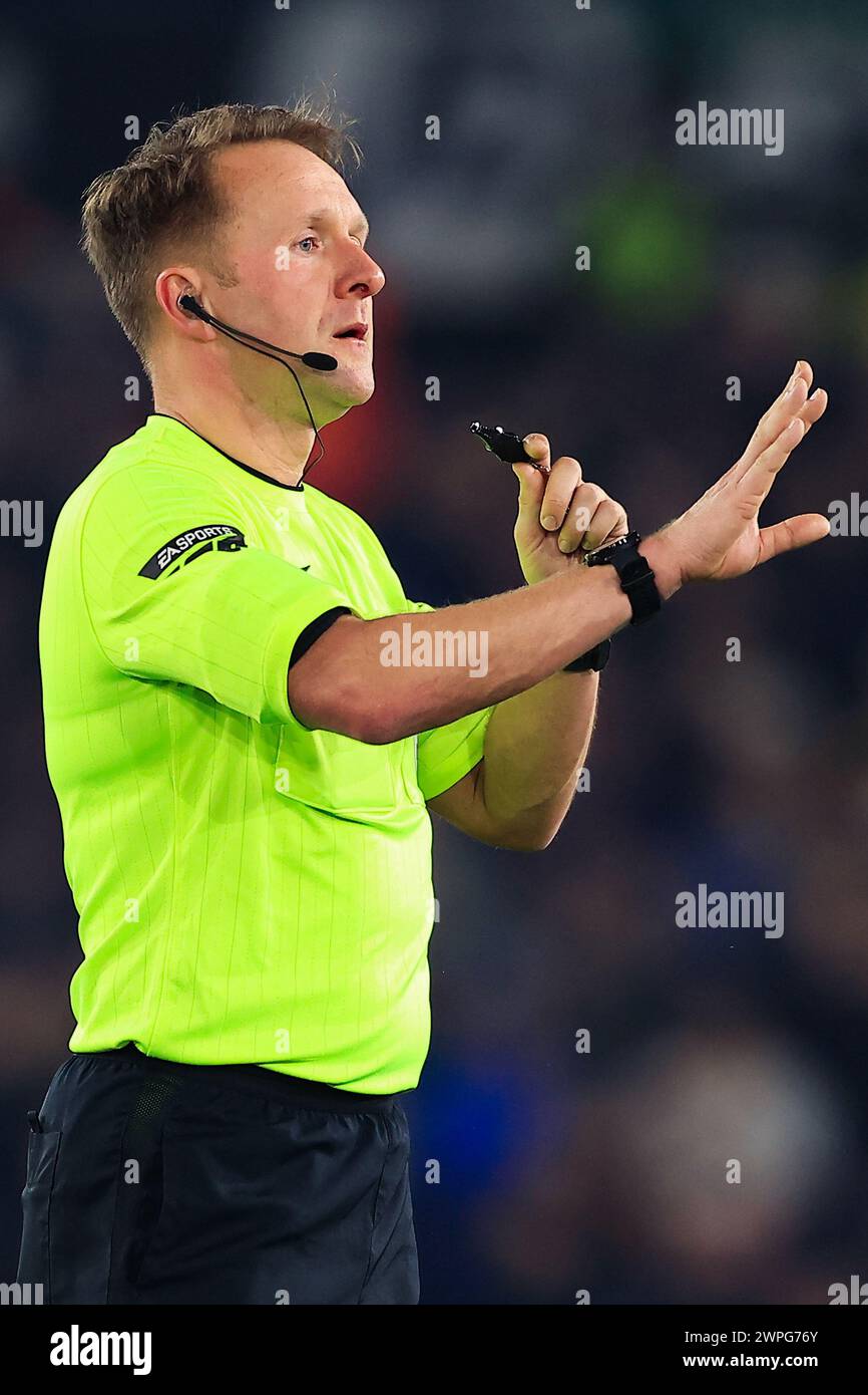 Leeds, Royaume-Uni. 05 mars 2024. Arbitre Oliver Langford lors du Leeds United FC v Stoke City FC SKY BET EFL Championship match à Elland Road, Leeds, Angleterre, Royaume-Uni le 5 mars 2024 crédit : Every second Media/Alamy Live News Banque D'Images