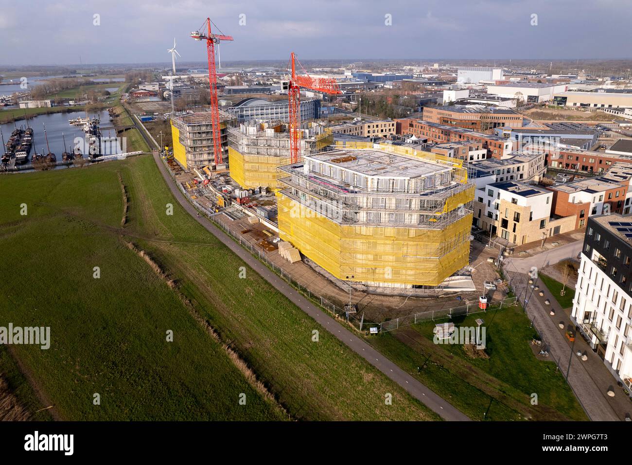 Vue aérienne du site de construction du complexe d'appartements résidentiels à la rivière IJssel dans l'ancienne zone industrielle néerlandaise Banque D'Images