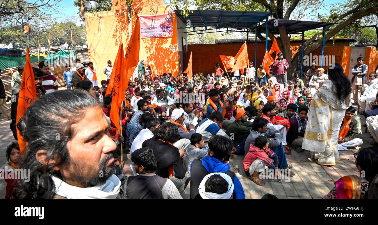 NEW DELHI, INDE - 7 MARS : des membres du Front hindou Uni et des réfugiés hindous locaux du Pakistan crient des slogans lors de la manifestation contre l'avis du DDA de démolir les bidonvilles des hindous venus du Pakistan à Majnu Ka Tila, le 7 mars 2024 à New Delhi, en Inde. La Delhi Development Authority (DDA) a émis des avis aux réfugiés hindous du Pakistan qui vivent près de Majnu Ka Tilla dans la zone inondable de Yamuna leur demandant de quitter l'endroit, ont affirmé les habitants. Un responsable du DDA a confirmé qu'il était proposé d'organiser une campagne de démolition contre l'empiétement les 7 et 8 mars à la suite du G national Banque D'Images