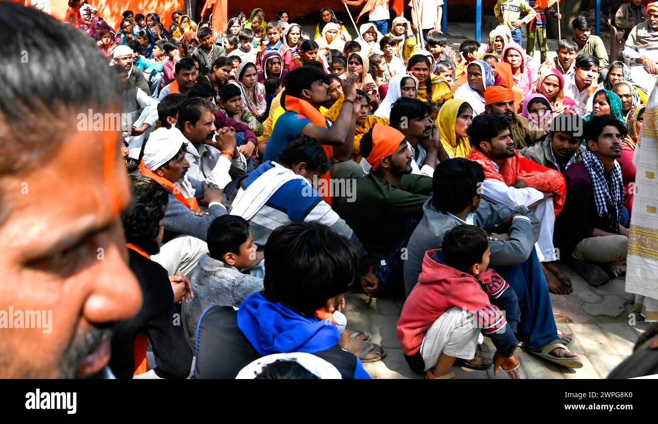 NEW DELHI, INDE - 7 MARS : des membres du Front hindou Uni et des réfugiés hindous locaux du Pakistan crient des slogans lors de la manifestation contre l'avis du DDA de démolir les bidonvilles des hindous venus du Pakistan à Majnu Ka Tila, le 7 mars 2024 à New Delhi, en Inde. La Delhi Development Authority (DDA) a émis des avis aux réfugiés hindous du Pakistan qui vivent près de Majnu Ka Tilla dans la zone inondable de Yamuna leur demandant de quitter l'endroit, ont affirmé les habitants. Un responsable du DDA a confirmé qu'il était proposé d'organiser une campagne de démolition contre l'empiétement les 7 et 8 mars à la suite du G national Banque D'Images