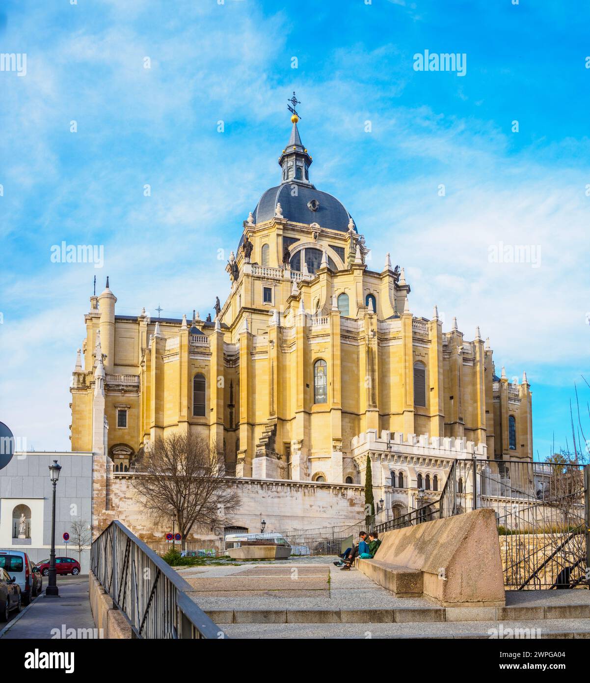 Façade sud de la cathédrale Almudena. Madrid, Espagne. Banque D'Images