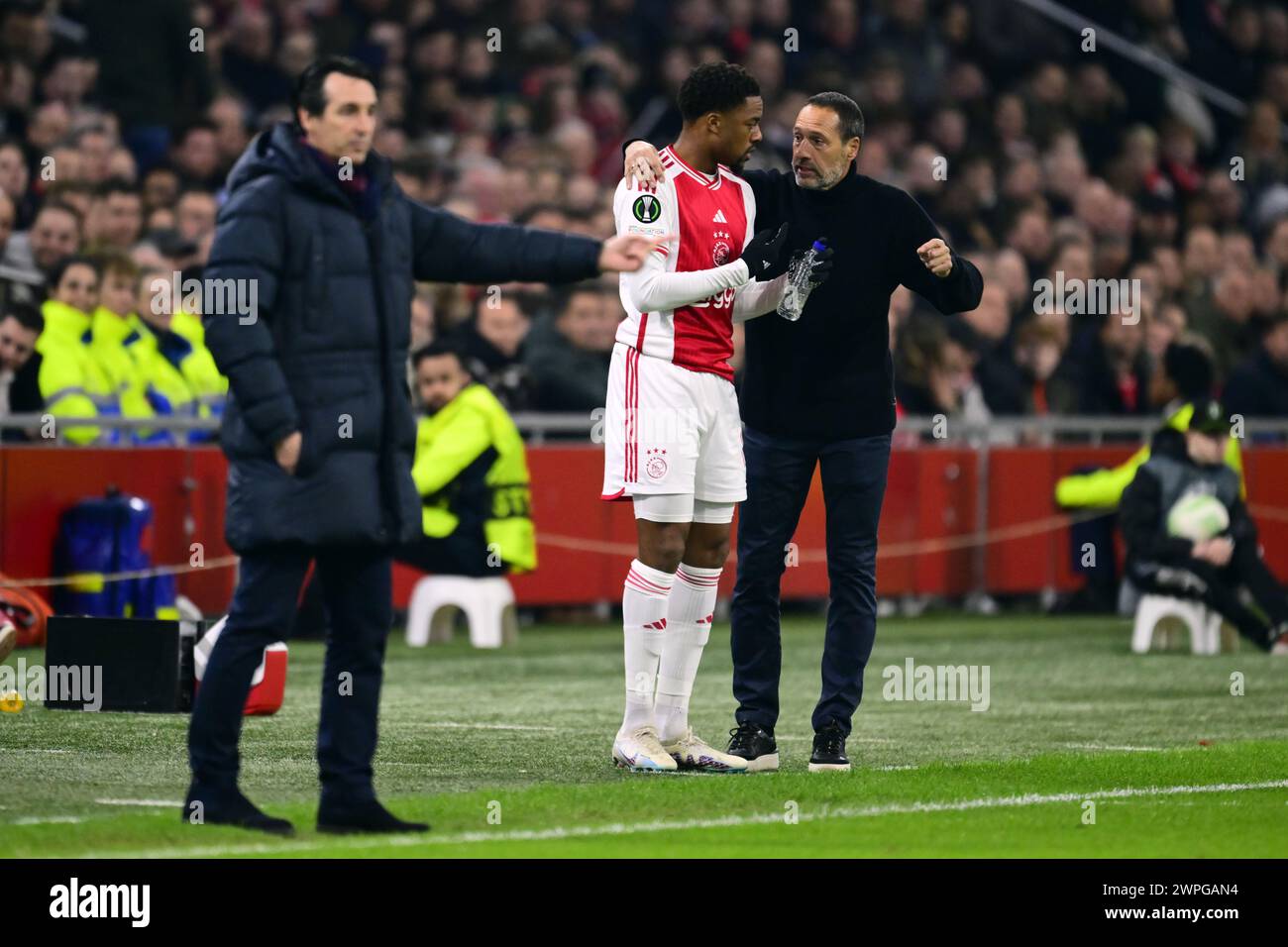 AMSTERDAM - Chuba Akpom de l'Ajax, entraîneur de l'Ajax John va't Schip lors de la huitième finale de l'UEFA Conference League entre l'Ajax Amsterdam et l'Aston Villa FC au Johan Cruijff Arena le 7 mars 2024 à Amsterdam, pays-Bas. ANP OLAF KRAAK Banque D'Images