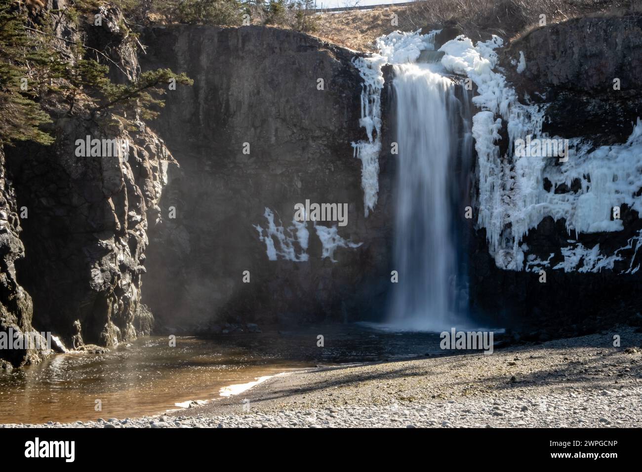 Blomidon à marée basse montrant une plage de sable et des bassins de marée avec une falaise rouge et un ciel bleu clair Banque D'Images