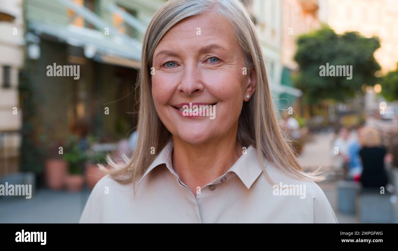 Gros plan portrait heureux personnes âgées mûres aux cheveux gris souriant caucasien européen vieille femme d'affaires retraitée dame femme touriste femme regardant Banque D'Images