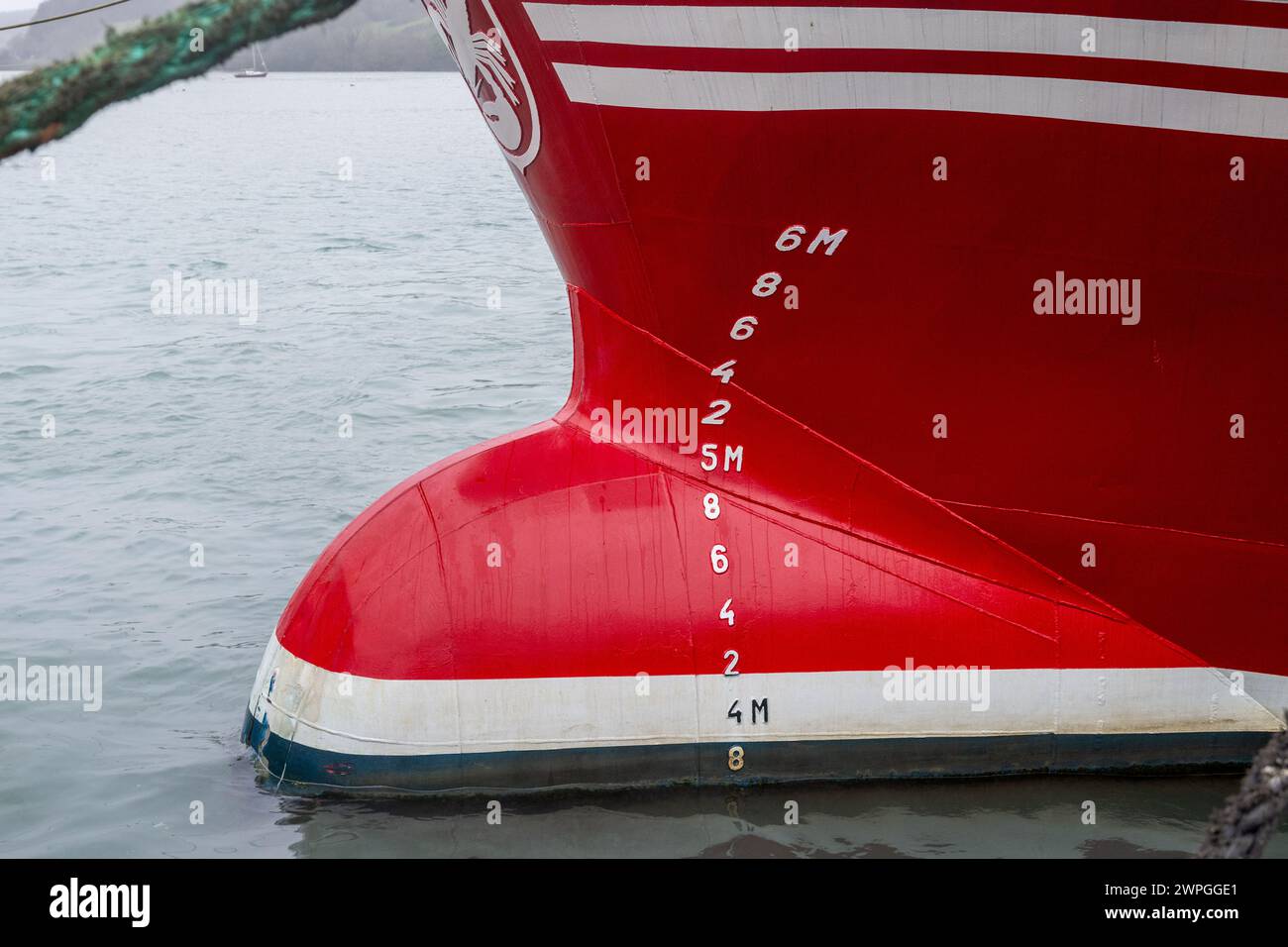Proue du chalutier de pêche montrant la jauge de profondeur Plimsoll à Keelbeg Pier, Union Hall, West Cork, Irlande. Banque D'Images