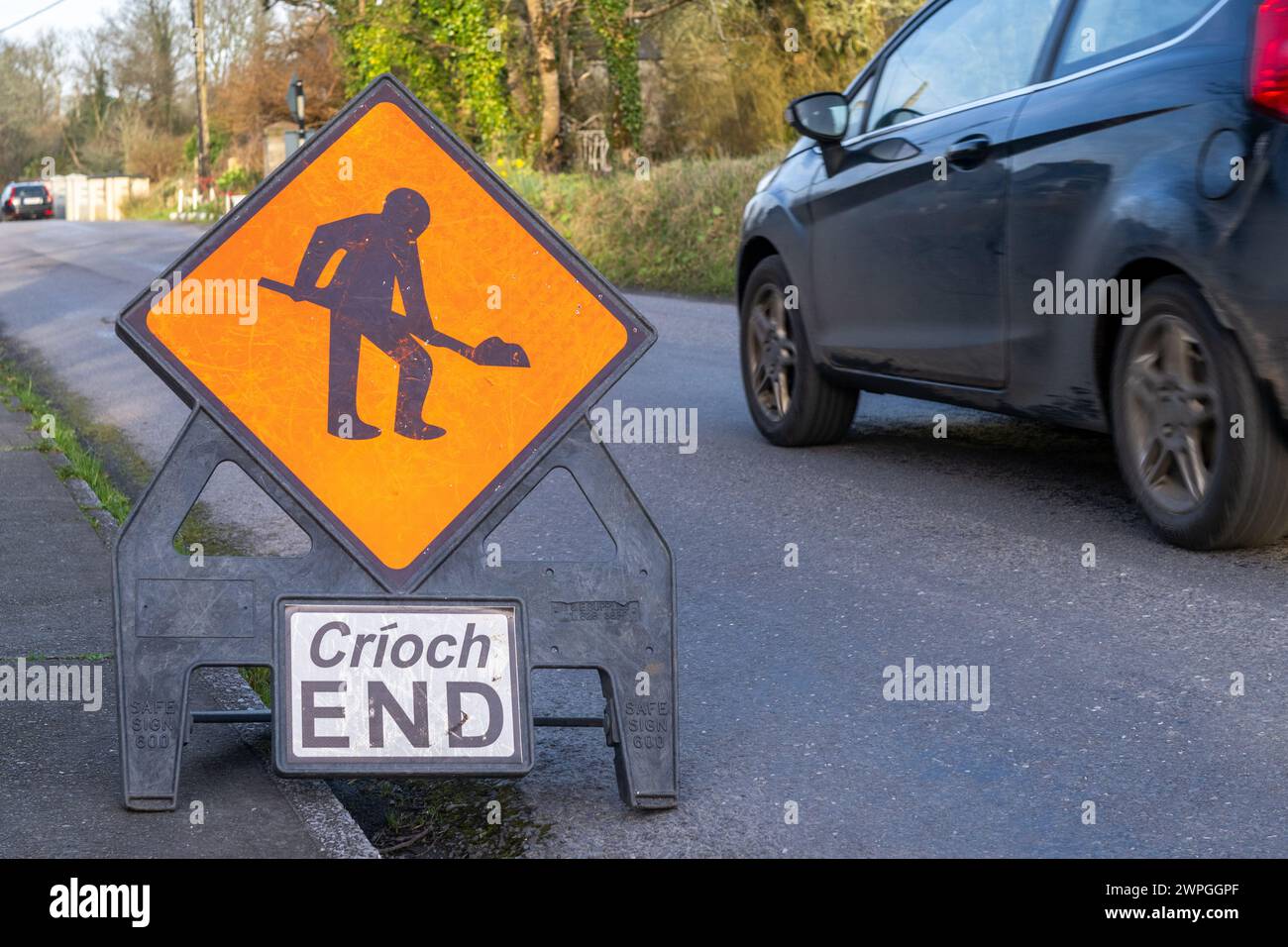 Panneau de fin de travaux routiers en anglais et en irlandais, West Cork, Irlande. Banque D'Images Panneau de fin de travaux routiers en anglais et en irlandais, West Cork, Irlande. Banque D'Images