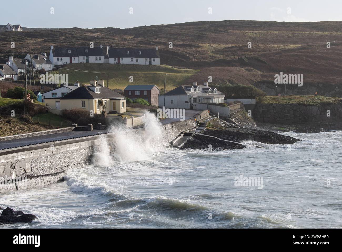 Grosses vagues pendant la tempête Isha à Tragumna Beach, West Cork, Irlande. Banque D'Images