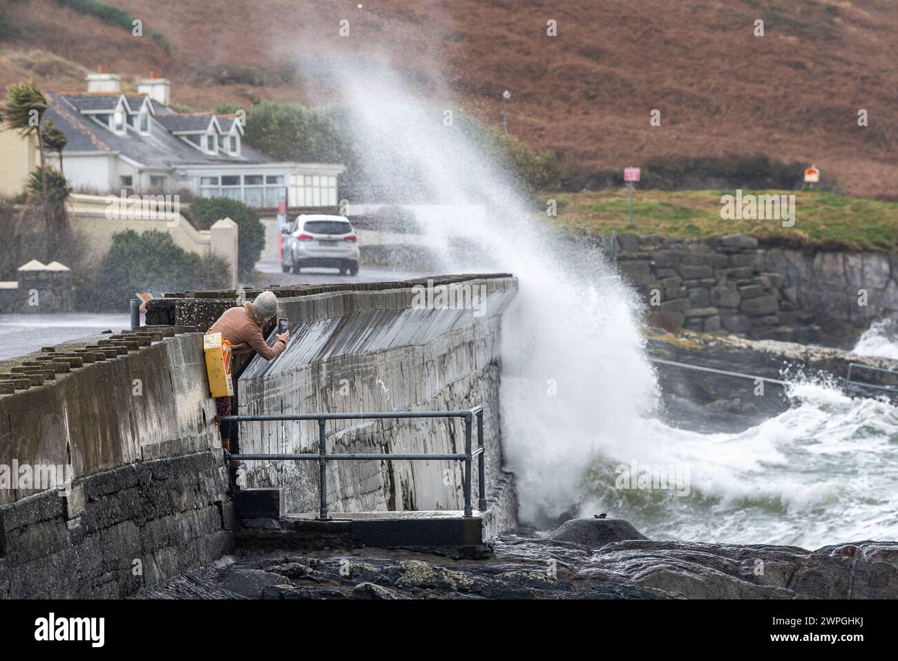 Grosses vagues pendant la tempête Isha à Tragumna Beach, West Cork, Irlande. Banque D'Images