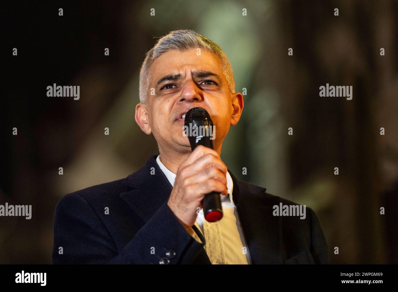 Londres, Royaume-Uni. 7 mars 2024. Sadiq Khan, maire de Londres, allume officiellement les lumières du Ramadan sur Coventry Street près de Piccadilly Circus avant le premier jour du Ramadan 2024, le 11 mars. Les lumières resteront allumées pendant tout le mois du Ramadan. Credit : Stephen Chung / Alamy Live News Banque D'Images