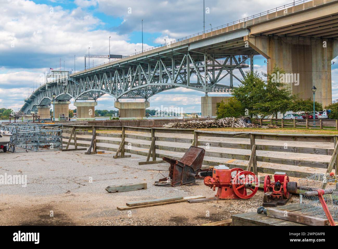 George P Coleman pont à double travée sur la rivière York à Yorktown, est le plus grand pont à double travée des États-Unis. Banque D'Images