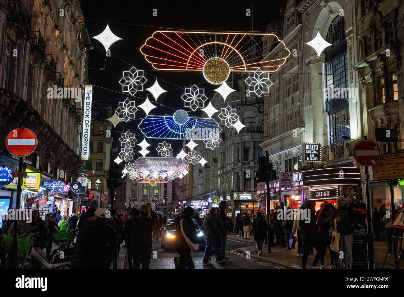 Londres, Royaume-Uni. 7 mars 2024. Les lumières du Ramadan sur Coventry Street près de Piccadilly Circus ont été officiellement allumées par Sadiq Khan, maire de Londres, avant le premier jour du Ramadan 2024 le 11 mars. Les lumières resteront allumées pendant tout le mois du Ramadan. Credit : Stephen Chung / Alamy Live News Banque D'Images