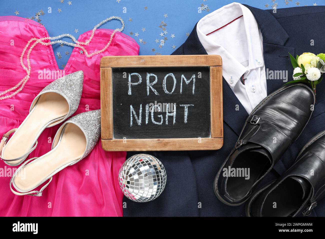 Tableau noir avec texte PROM NIGHT, tenues masculines et féminines sur fond bleu Banque D'Images