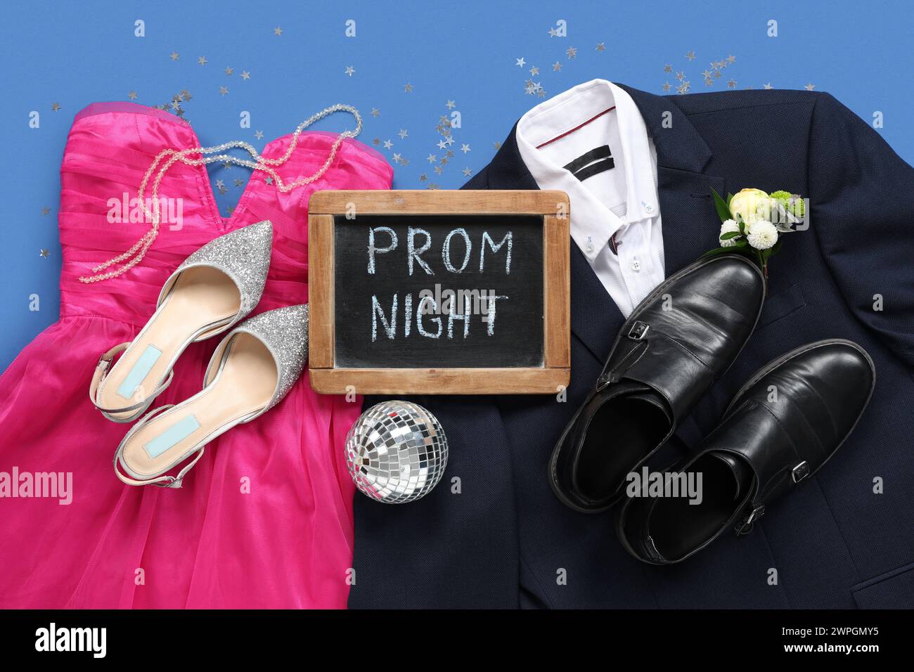 Tableau noir avec texte PROM NIGHT, tenues masculines et féminines sur fond bleu Banque D'Images