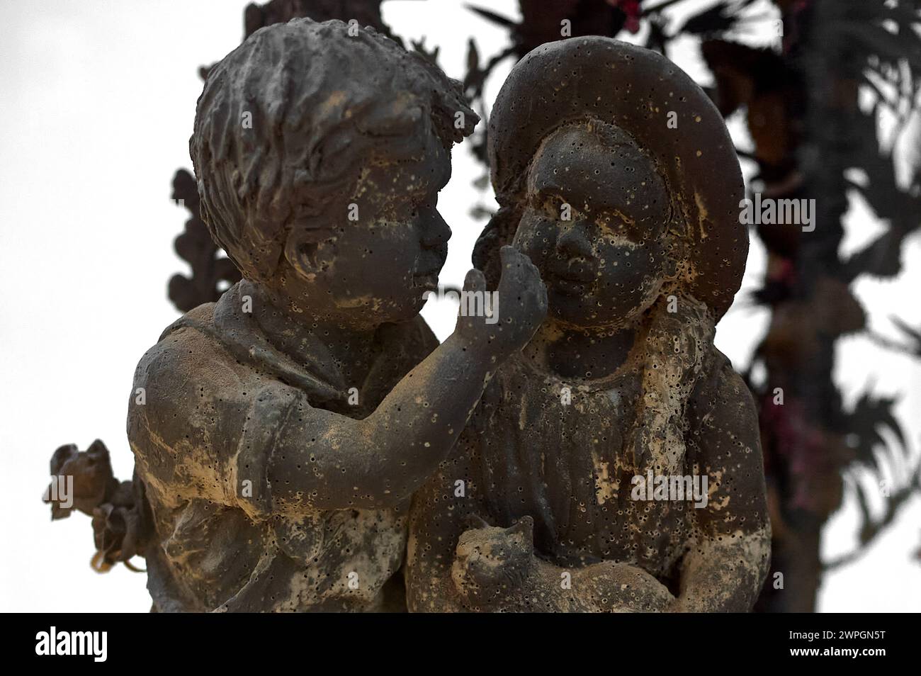 Sculpture de deux enfants en chocolat, l'un serrant l'autre, évoquant des sentiments d'amitié et d'affection. Banque D'Images