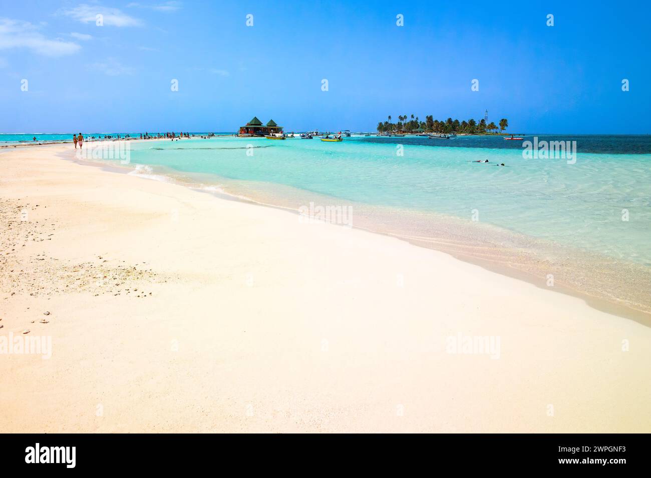 Eaux claires et sable blanc sur une clé en face de l'île de San Andres, Colombie Banque D'Images