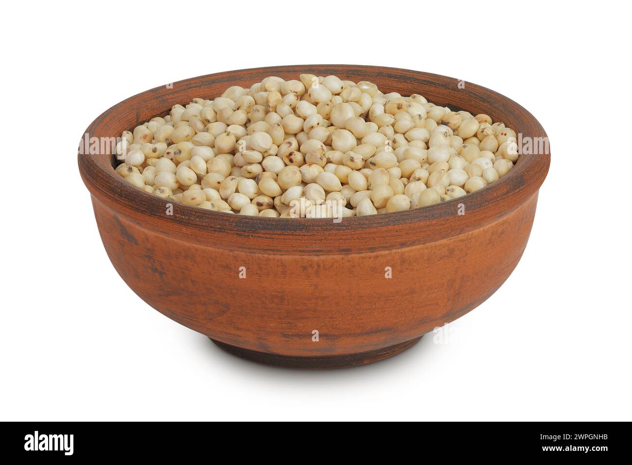 Graines de sorgho dans un bol en céramique isolé sur fond blanc avec pleine profondeur de champ. Banque D'Images