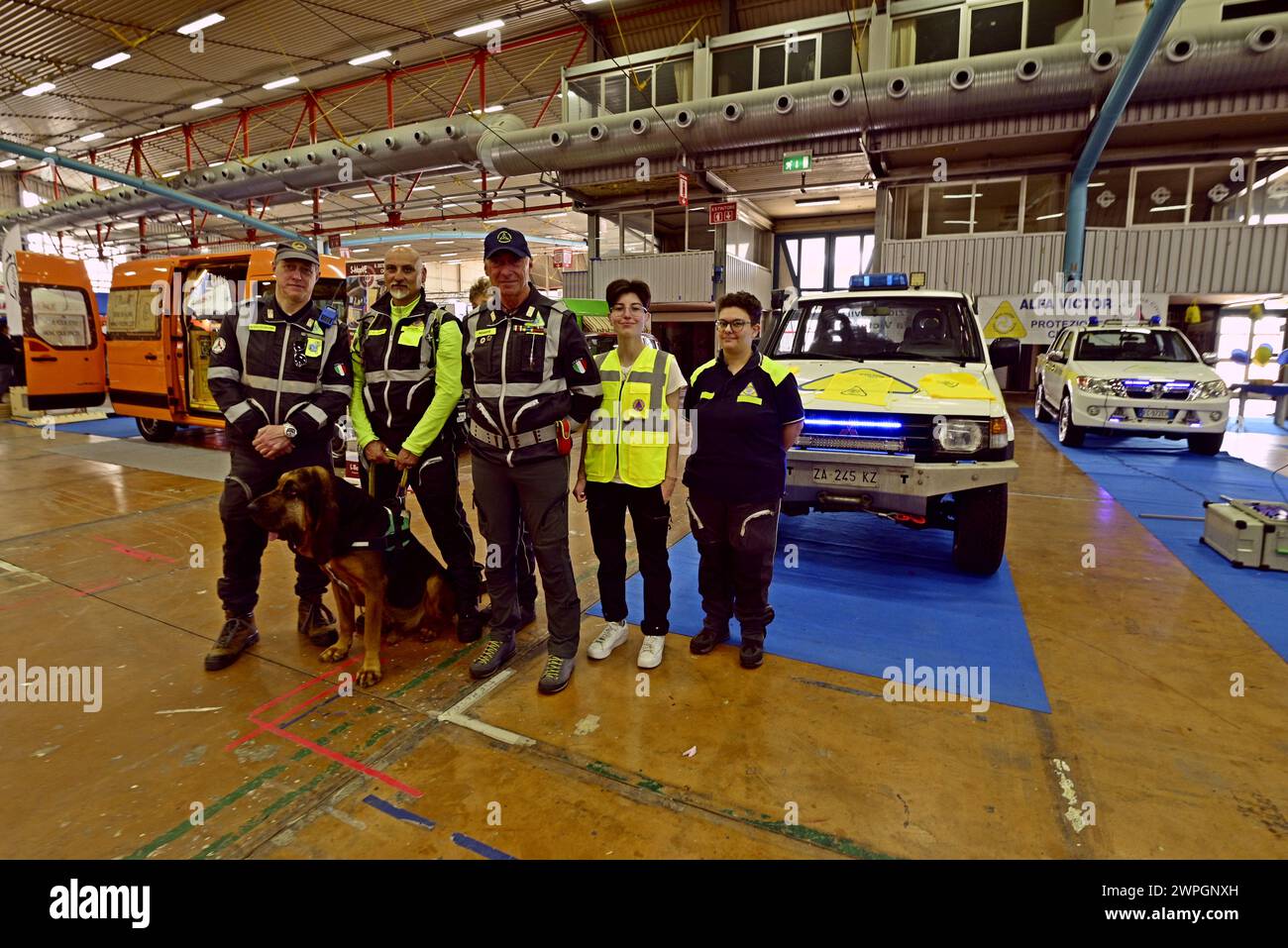 Carrara, Toscane, Italie, 21 avril 2023, volontaires de la protection civile au centre des expositions de Carrara, 4x4Fest, le salon dédié au monde 4x4 hors route en Italie crédit : Paolo Maggiani/Alamy Banque D'Images