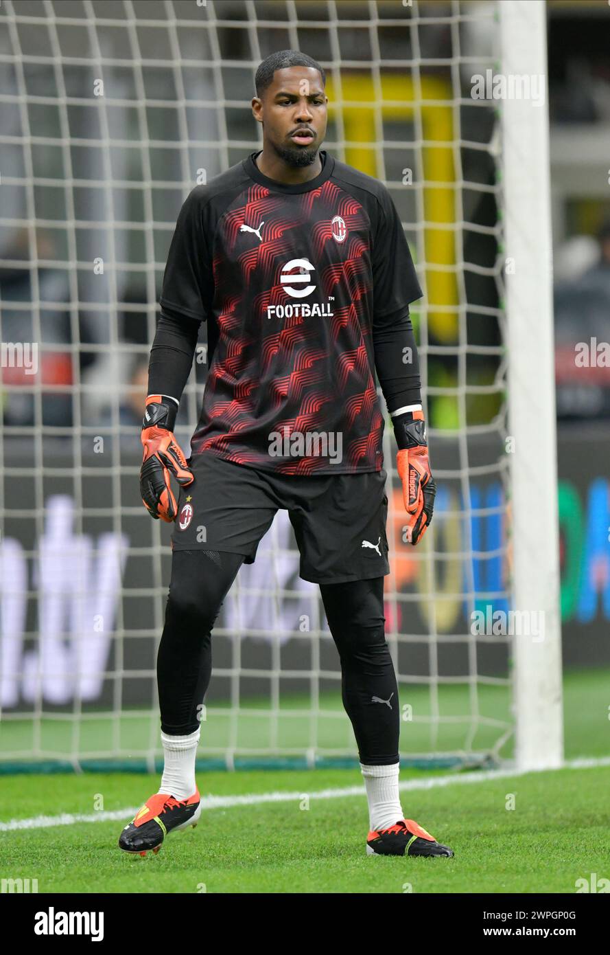 Milan, Italie. 07 mars 2024. Le gardien Mike Maignan de l'AC Milan s'échauffe avant le match de l'UEFA Europa League entre l'AC Milan et la Slavia Prague à San Siro à Milan. (Crédit photo : Gonzales photo/Alamy Live News Banque D'Images