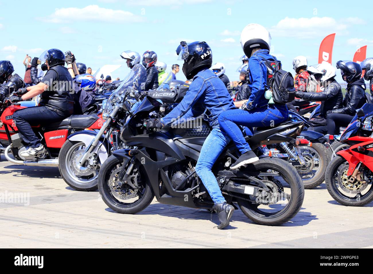 Motocyclistes sur motos fraîches, dans des casques et des vestes en cuir, roulent le long de la route, Motorsport Dnepr, Ukraine, 11 mai 2019. Banque D'Images