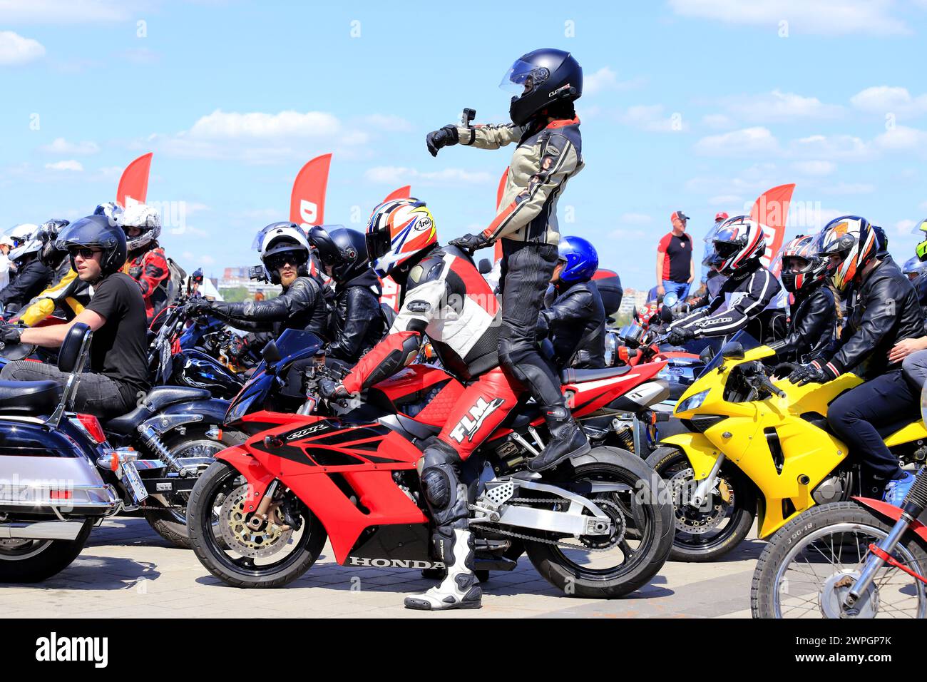Motocyclistes sur motos fraîches, dans des casques et des vestes en cuir, roulent le long de la route, Motorsport Dnepr, Ukraine, 11 mai 2019. Banque D'Images