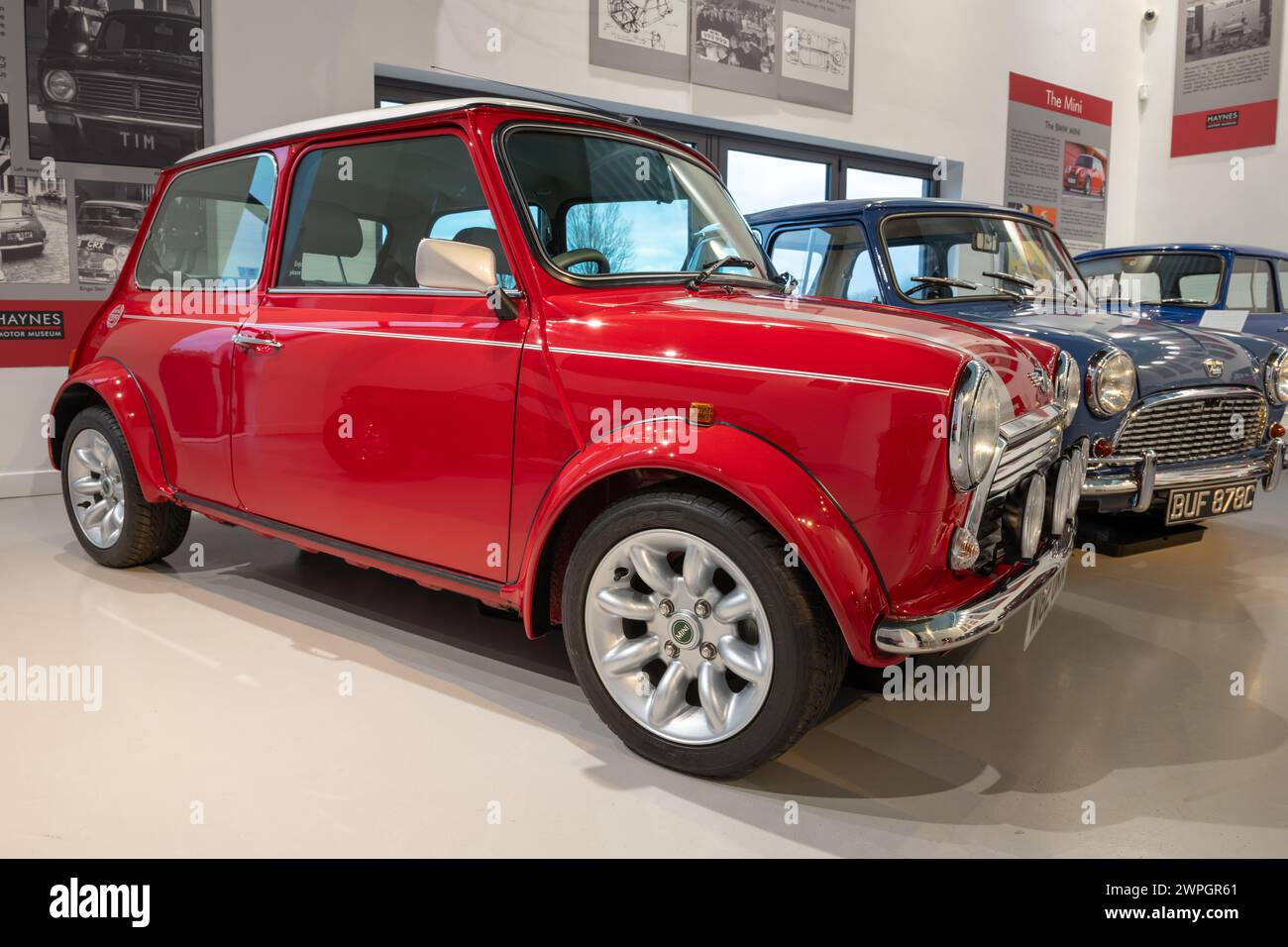 Sparkford.Somerset.United Kingdom.7 janvier 2024.Un Classic Mini Cooper Sport de 2000 et un Austin Super Mini Deluxe Saloon de 1965 sont exposés Banque D'Images