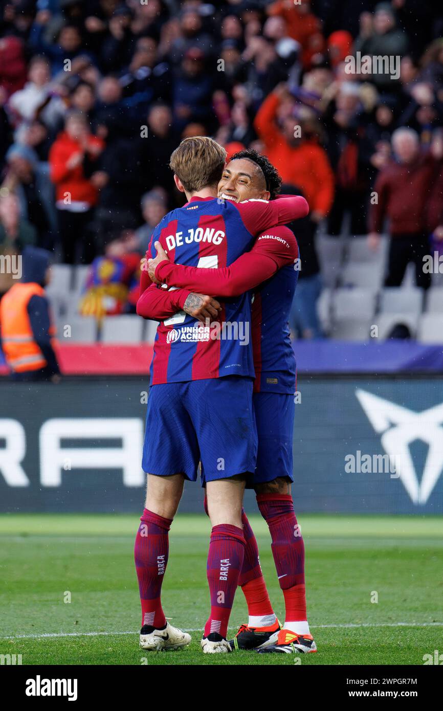 Barcelone, Espagne. 24 février 2024. De Jong (G) et Raphinha (d) célèbrent un but lors du match LaLiga EA Sports entre le FC Barcelone et le Getafe CF A. Banque D'Images