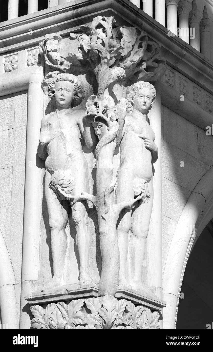Venise, VE, Italie - 13 février 2024 : statues d'Adam et Eve figures bibliques dans le Palais des Doges également appelé Palazzo Ducale Banque D'Images