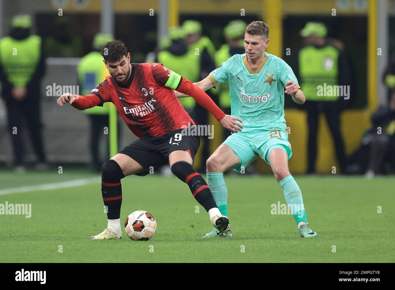 Milan, Italie. 7 mars 2024. Theo Hernandez de l'AC Milan est poursuivi par David Doudera de Slavia Praha lors du match de l'UEFA Europa League à Giuseppe Meazza, Milan. Le crédit photo devrait se lire : Jonathan Moscrop/Sportimage crédit : Sportimage Ltd/Alamy Live News Banque D'Images