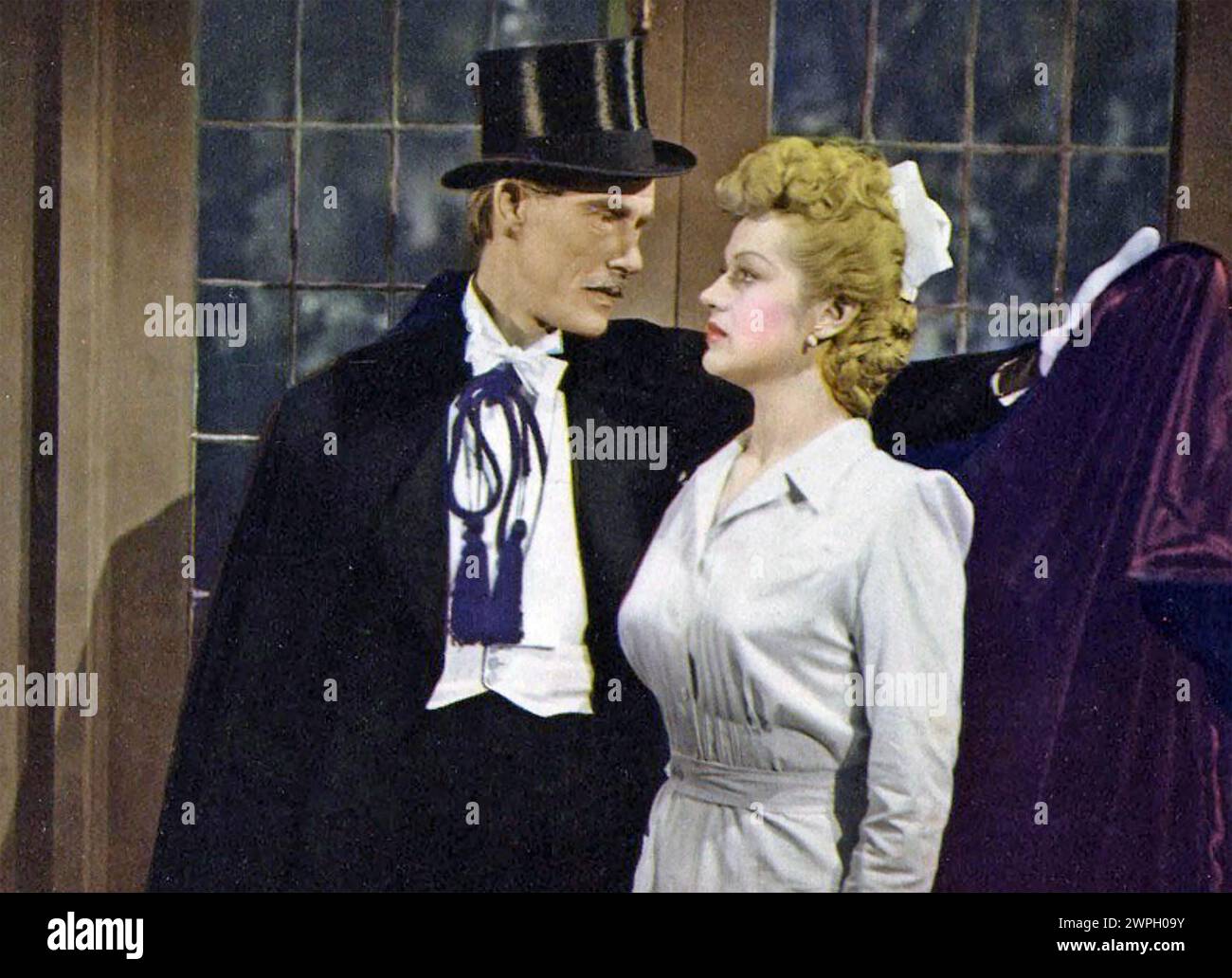 MAISON DE DRACULA 1945 photos universelles avec John Carradine dans le comte Dracula et Martha O'Driscoll dans le rôle de Militzia Morelle Banque D'Images