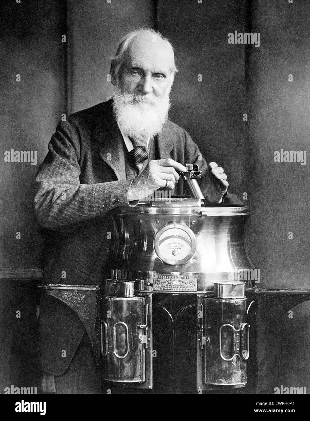 LORD KELVIN (1824-1907) mathématicien britannique, physicien et ingénieur vers 1900 avec un binnacle et tenant un azimut marin. Banque D'Images