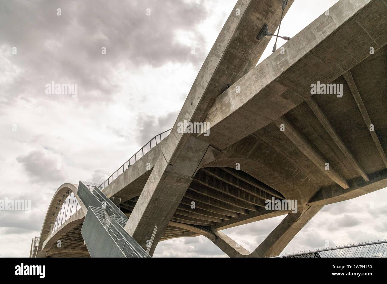 Los Angeles, CA, États-Unis – 6 mars 2024 : le viaduc de Sixth Street est un pont qui relie le centre-ville DE Los Angeles et Boyle Heights à Los Angeles, CA. Banque D'Images