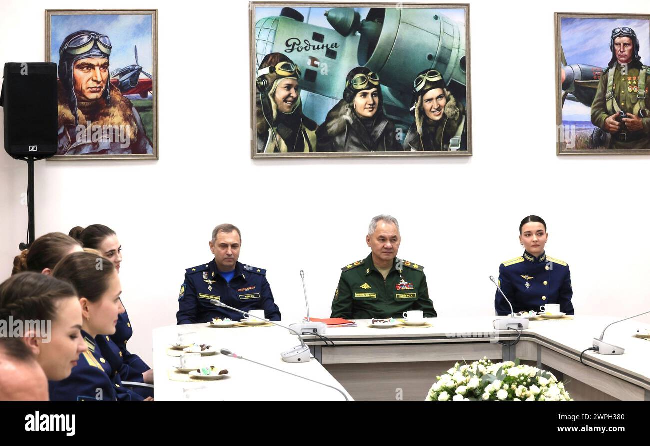 Krasnodar, Russie. 07 mars 2024. Le ministre russe de la Défense Sergueï Shoigu, au centre, et le commandant en chef adjoint des forces aérospatiales russes Andreï Yudine, écoutent le président Vladimir Poutine parler avec des étudiants de l'École supérieure de pilotage militaire Anatoly Serov Krasnodar, le 7 mars 2024 à Krasnodar, région de Krasnodar, Russie. Crédit : Mikhail Metzel/Kremlin Pool/Alamy Live News Banque D'Images