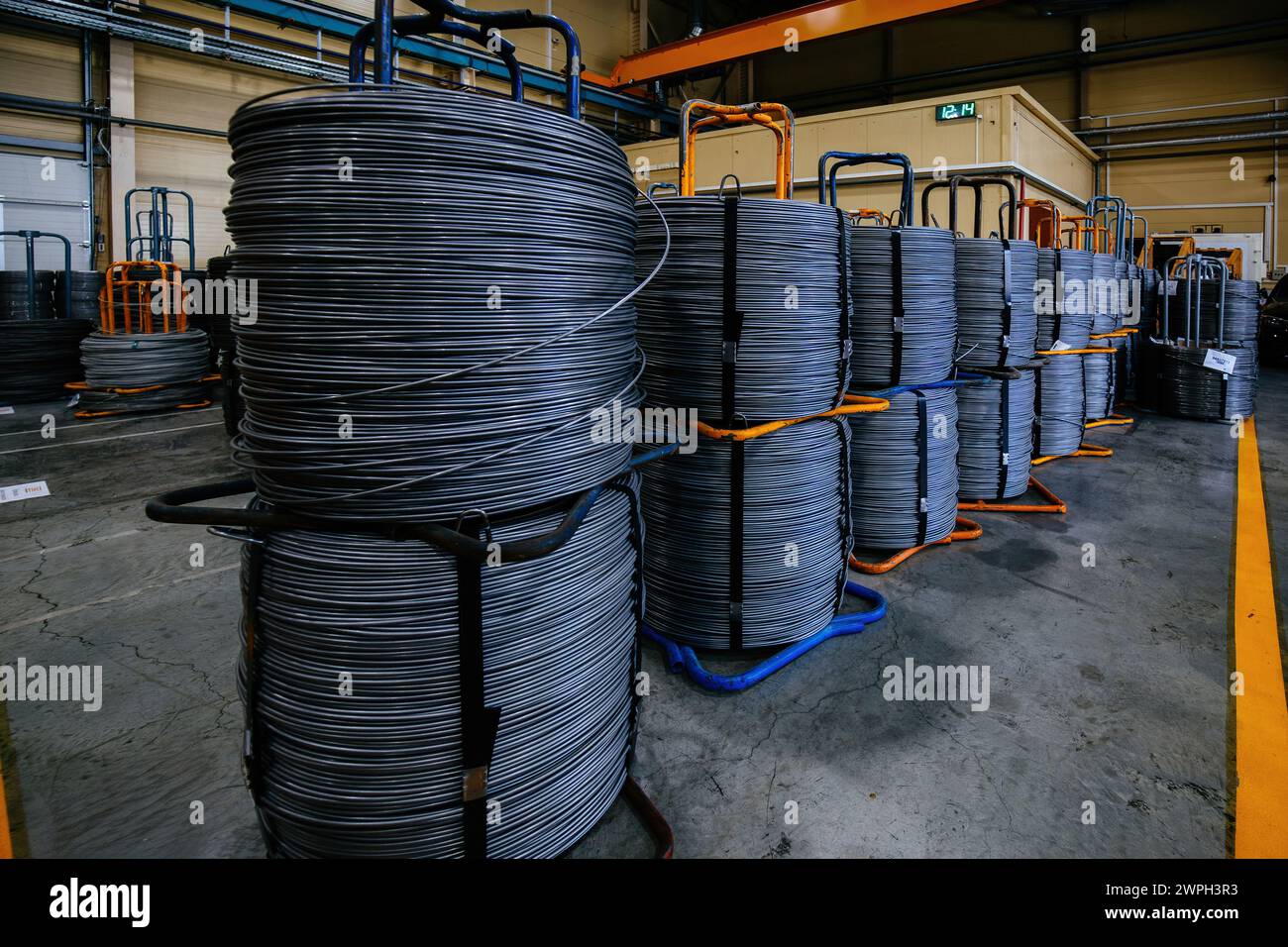 Bobine de fil d'acier dans l'usine de métallurgie. Banque D'Images