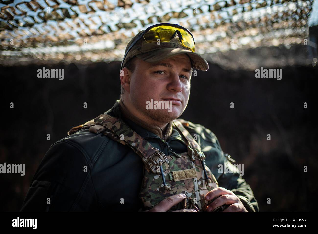 Un membre d’une unité ukrainienne de drones de reconnaissance « Leleka » de la 80e brigade d’assaut aérien pose pour un portrait à une position dans le Donbass. Les drones ont été une partie essentielle de la guerre depuis que la Russie a lancé son invasion à grande échelle de l’Ukraine le 24 février 2022. Banque D'Images