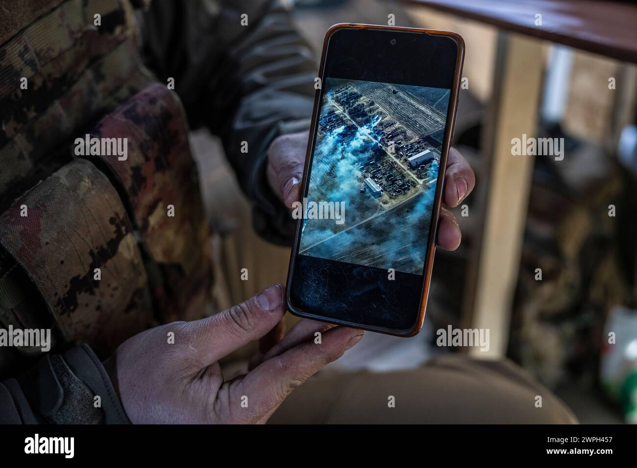 Un membre d’une unité ukrainienne de drones de reconnaissance « Leleka » de la 80e brigade d’assaut aérien montre une photographie d’une frappe précédente réussie sur les forces russes à une position dans le Donbass. Les drones ont été une partie essentielle de la guerre depuis que la Russie a lancé son invasion à grande échelle de l’Ukraine le 24 février 2022. Banque D'Images