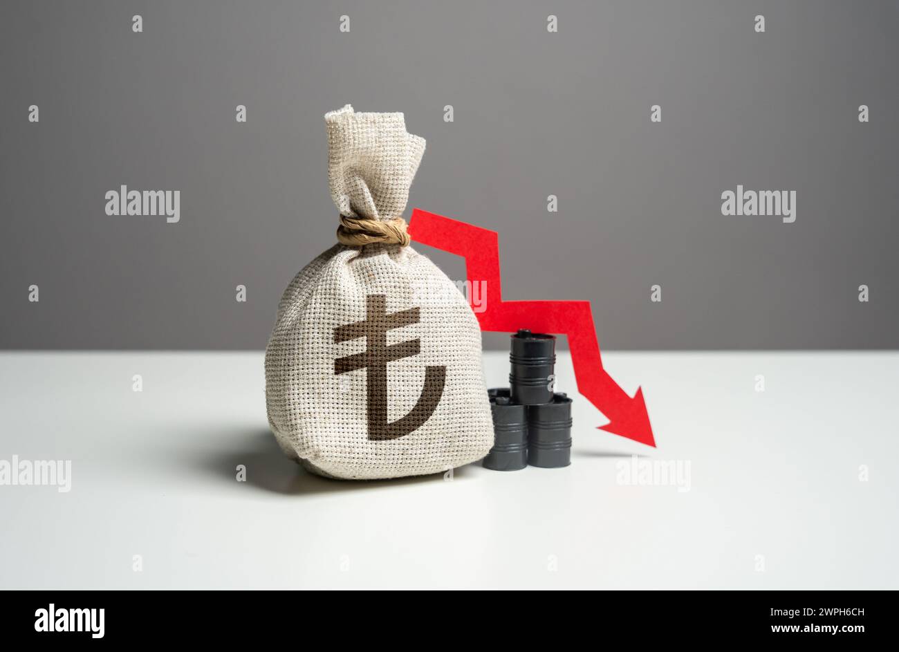 Barils de pétrole et sac d'argent en lires turques et flèche rouge vers le bas. Baisse des bénéfices de la vente de ressources énergétiques et de produits pétroliers. Commerce et chute de Banque D'Images